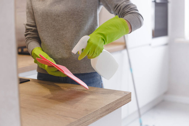 Zblízka žena čištění kuchyně pomocí čistícího spreje a látky. - Fotografie, Obrázek