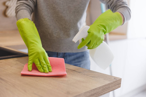 Close up donna pulizia cucina utilizzando spray detergente e panno
. - Foto, immagini