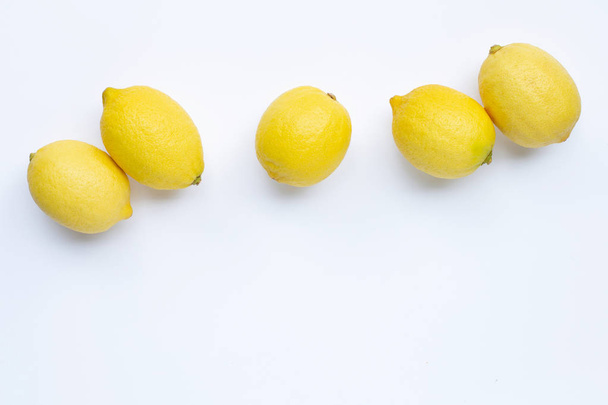 Beyaz arkaplanda taze limonlar.  - Fotoğraf, Görsel
