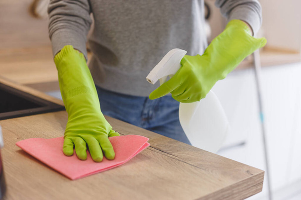 Close up donna pulizia cucina utilizzando spray detergente e panno
. - Foto, immagini