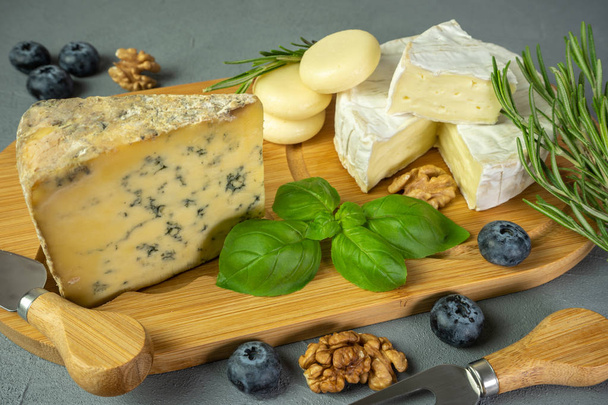 Fromage veiné bleu et fromage amembert
 - Photo, image