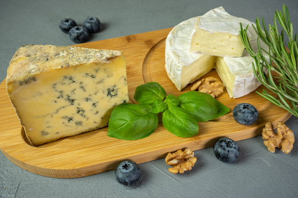 Сыр с голубыми венами и амберский сыр
 - Фото, изображение