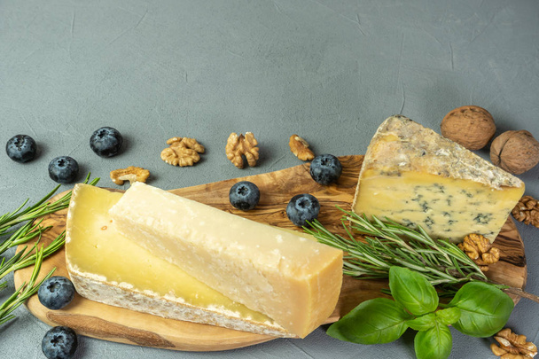 Assortment of cheeses with  herbs, nuts and blueberries - Foto, Bild