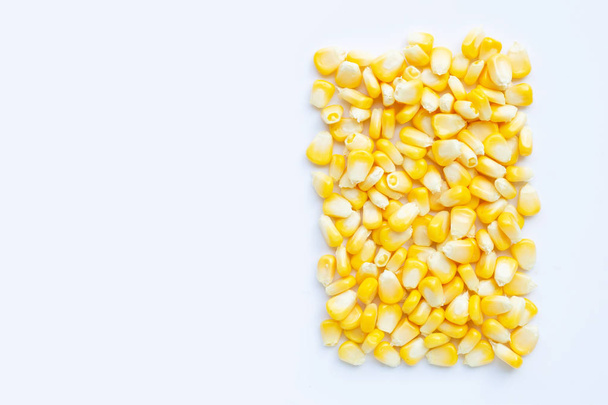 Semillas de maíz frescas sobre un fondo blanco
. - Foto, Imagen
