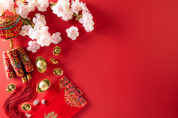 Decorações de festival de ano novo chinês pow ou pacote vermelho, lingotes de laranja e ouro ou caroço de ouro em um fundo vermelho. Personagens chineses FU no artigo referem-se à sorte boa sorte, riqueza, fluxo de dinheiro. - Foto, Imagem