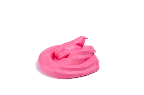 cooler, handgemachter Spielzeugschleim, verdreht in einer Poop-Form, der auf einem Tisch liegt. Weltweit trendiges Spielzeug isoliert auf weißem Hintergrund. - Foto, Bild