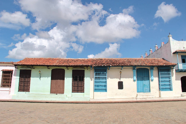 Колоритные колониальные дома на улицах старого очаровательного города Камагуэй, Куба (Всемирное наследие ЮНЕСКО)
) - Фото, изображение