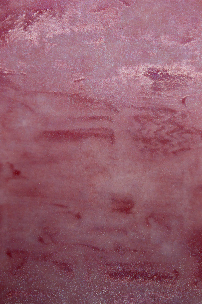 Ez egy fénykép egy fényes rózsaszín szájfény swatch háttér - Fotó, kép