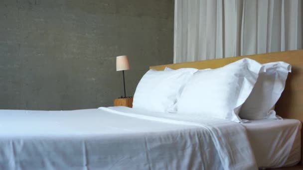 beeldmateriaal van luxe ingerichte slaapkamer in hotel - Video
