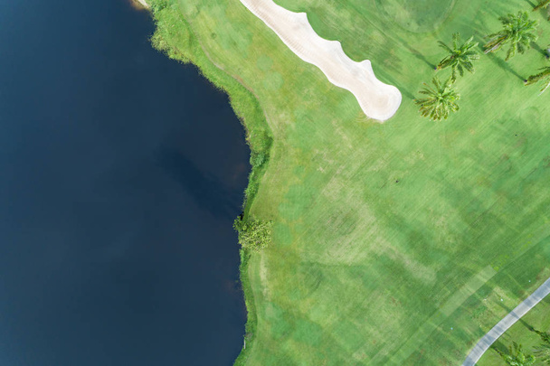 Bovenaanzicht drone top down shot van prachtige groene golfveld  - Foto, afbeelding