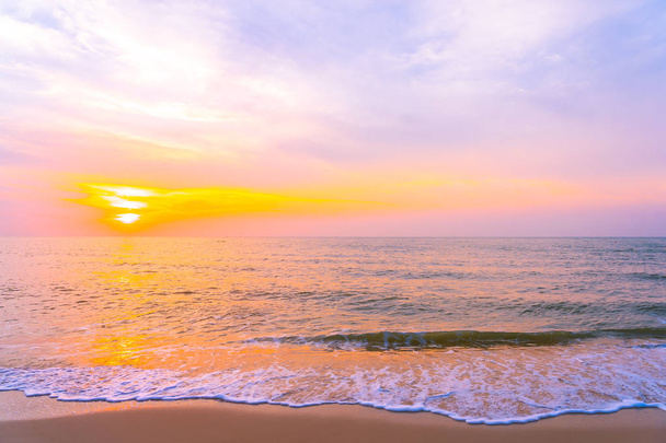 Kaunis merimaisema ja trooppinen ranta auringonlaskun aikaan
  - Valokuva, kuva