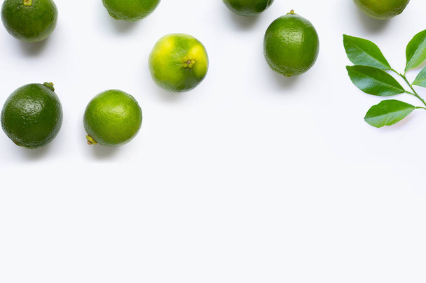 Świeże limonki z liśćmi na białym tle  - Zdjęcie, obraz