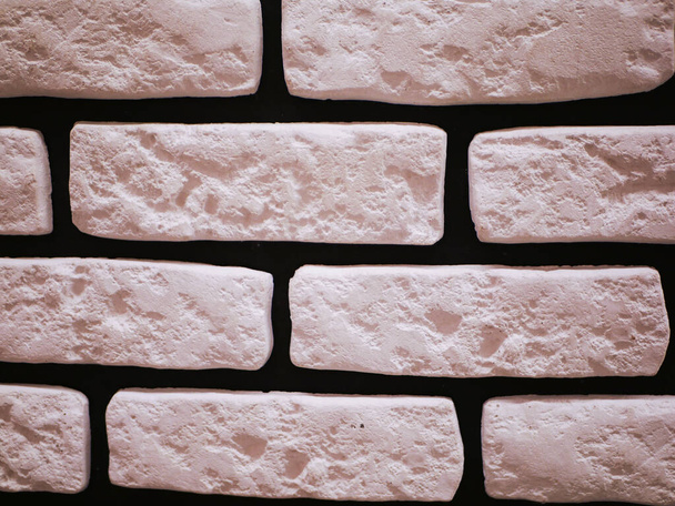 Béžová cihlová fasáda. Rozervaná kamenná textura. Cihlová zeď. abstraktní pozadí - Fotografie, Obrázek