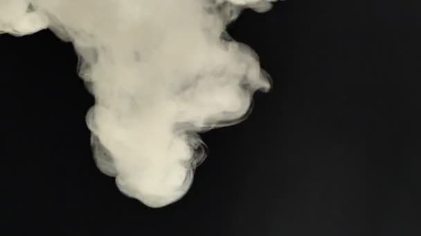 Nubes de humo realistas La niebla vuela a través del marco. Buen material para efectos y transiciones. Nube de humo sobre fondo negro aislado
 - Imágenes, Vídeo