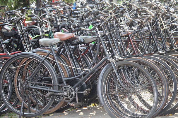 antigua bicicleta onthel en el lado de la ciudad de Yogyakarta
 - Foto, Imagen