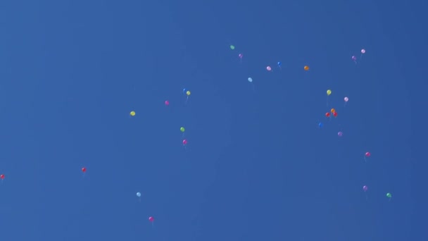 bellissimi palloncini di elio volare attraverso l'aria. Molti palloncini colorati che volano in aria. concetto di vacanza
 - Filmati, video