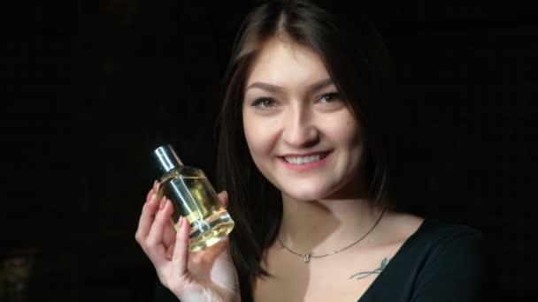 Portrét krásné dívky s parfémy láhev - Záběry, video