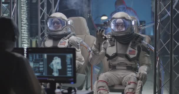 Astronautas se preparando para um voo
 - Filmagem, Vídeo