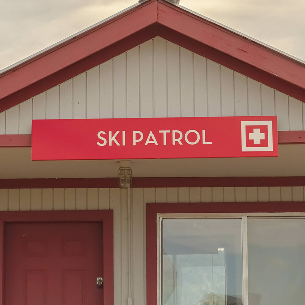 Τετράγωνο πλαίσιο Ξύλινο κτίριο με πινακίδα Ski Patrol στο χιονοδρομικό κέντρο Park City προβολή το καλοκαίρι - Φωτογραφία, εικόνα