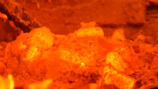 Hete kolen in het oude fornuis. Hete rode kolen in een vintage klei kachel - Video