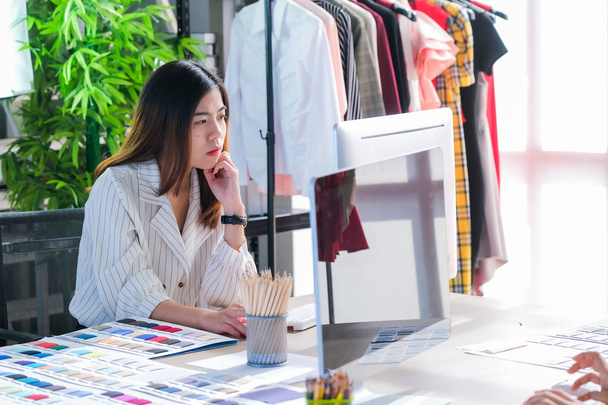 Mulheres asiáticas no trabalho são designers de moda e alfaiates
 - Foto, Imagem