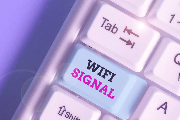 Почерк написания текста Wifi Signal. Концепция обеспечивает беспроводной высокоскоростной Интернет и сетевые соединения
. - Фото, изображение