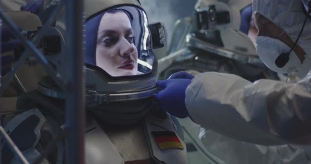 Astronautas e cientistas que testam o traje espacial
 - Filmagem, Vídeo