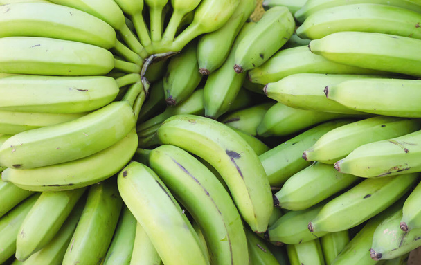 wizerunek zielonych bananów ułożonych na sprzedaż - Zdjęcie, obraz