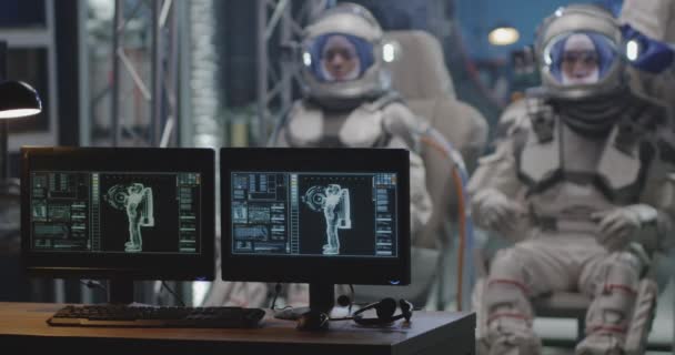 Astronautas preparándose para un vuelo
 - Imágenes, Vídeo