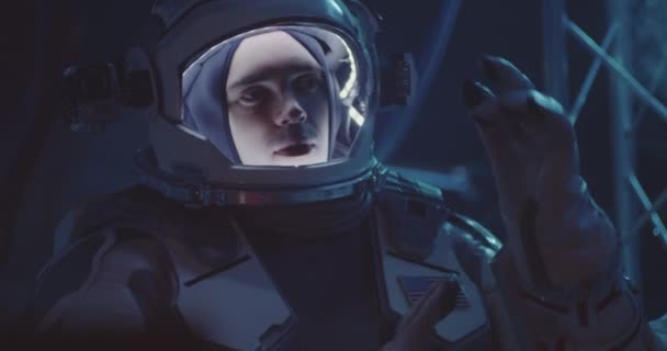 Astronauta y científicos probando traje espacial
 - Imágenes, Vídeo