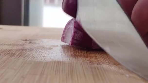 mãos masculinas cortando cebola, cozinhar em casa
 - Filmagem, Vídeo