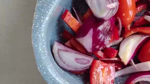 cebolla en rodajas y pimiento rojo en el plato, cocina casera, video
 - Metraje, vídeo