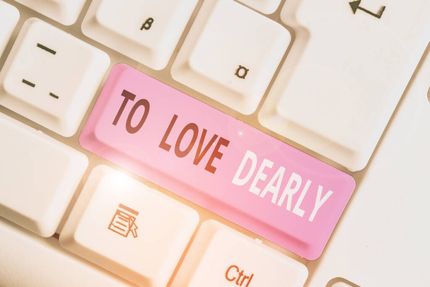Scrivere una nota che mostra To Love Dearly. Foto d'affari in mostra Amore qualcuno molto nel modo più umile e senza meta
. - Foto, immagini