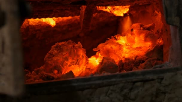 heiße Kohlen im alten Ofen. heiße rote Kohlen in einem alten Lehmofen - Filmmaterial, Video