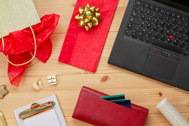 Φορητός υπολογιστής, πιστωτικές κάρτες, τσάντα και χριστουγεννιάτικη διακόσμηση. Online αγορές Χριστουγέννων, αγοράζοντας δώρα - Φωτογραφία, εικόνα