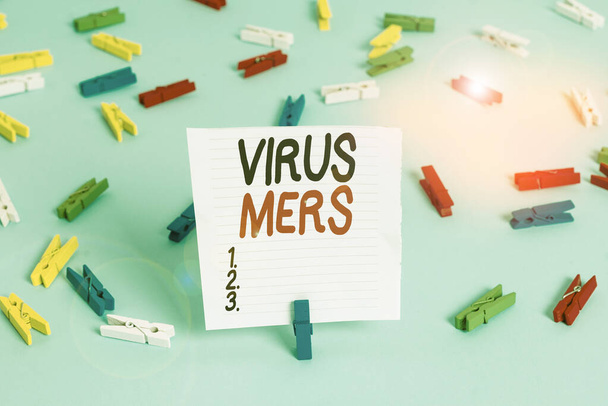Szóírás üzenet Virus Mers. Üzleti koncepció a vírusos légúti betegség, hogy először jelentett Szaúd-Arábiában Színes ruhacsap papírok üres emlékeztető kék padló háttér iroda pin. - Fotó, kép