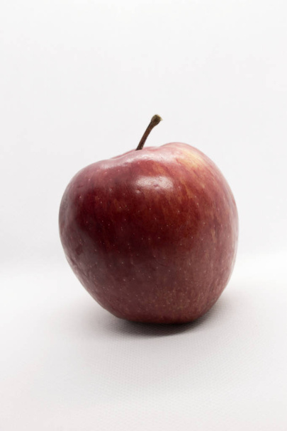 Bu, beyaz arka planda izole edilmiş bir kırmızı elmanın fotoğrafı. - Fotoğraf, Görsel