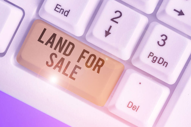 Szöveg jel mutatja a föld eladó. Fogalmi fénykép sok eladási fejlesztők Realtors ingatlanbefektetés. - Fotó, kép