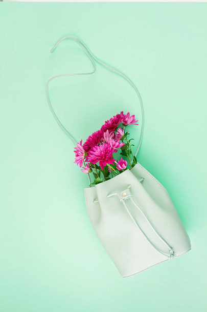 Hermosa bolsa de chicas con flores. Moda urbana femenina, compras, ideas gfit, estilo primavera y verano
 - Foto, imagen