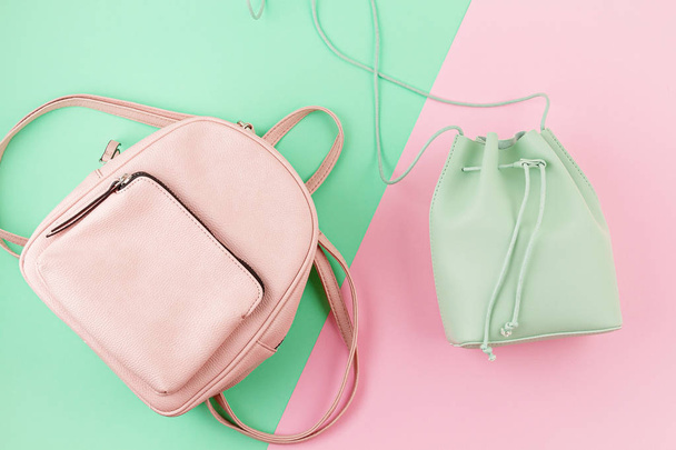 Красива сумка для дівчаток в пастельному м'ятному кольорі і рожевий рюкзак над
  - Фото, зображення