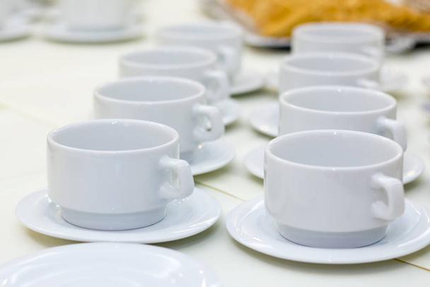 Білі чашки на столі для перерви на каву
 - Фото, зображення
