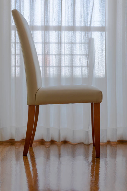 Sillas de madera en la habitación blanca. silla cerca de la ventana con un wh
 - Foto, imagen