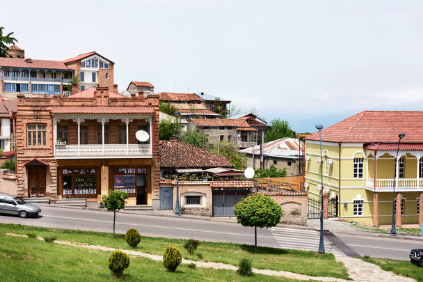 Maisons d'habitation avec balcons sculptés en dentelle à Telavi - le centre de Kakheti, Géorgie
 - Photo, image