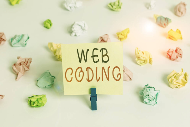 Scrittura di testi Word Web Coding. Business concept per il lavoro coinvolto nello sviluppo di un sito web per Internet Colorato carta spiegazzata vuoto promemoria bianco pavimento sfondo molletta
. - Foto, immagini