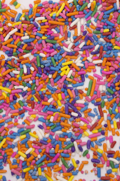 Esta é uma fotografia de borrifos coloridos isolados em um fundo branco
 - Foto, Imagem