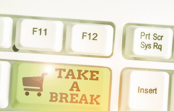 Tekst znaku wskazującym, wziąć A Break. Koncepcyjne zdjęcie odpoczynku Stop robi coś rekreacja czas wyjść z pracy. - Zdjęcie, obraz