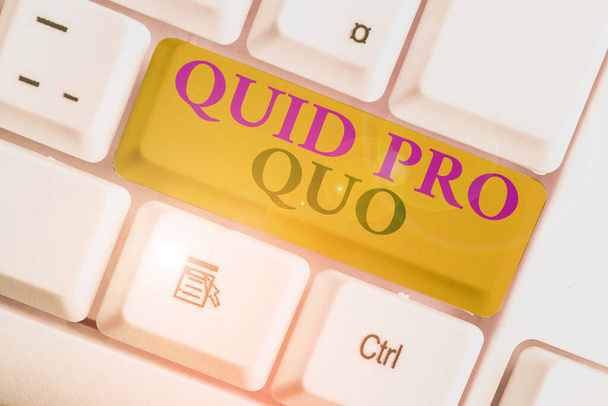 Tekstimerkki, jossa näkyy Quid Pro Quo. Käsitteellinen kuva Palvelus tai etu myönnetty tai odotettavissa vastineeksi jotain
. - Valokuva, kuva