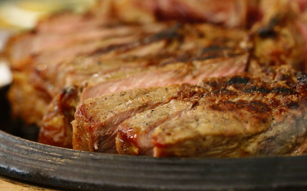 große florentinische Steak gebratenes Fleisch in einer Pfanne - Foto, Bild