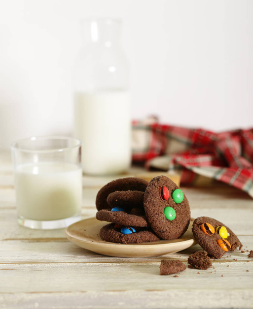 μπισκότα σοκολάτας με γάλα για επιδόρπιο και αναψυκτικά - Φωτογραφία, εικόνα