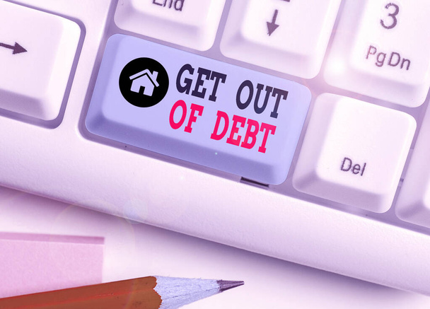 Texto de escritura de palabras Get Out Of Debt. Concepto de negocio para Ninguna perspectiva de ser pagado más y libre de deuda
. - Foto, imagen